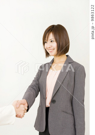握手をする女性 握手をする女性 9863122