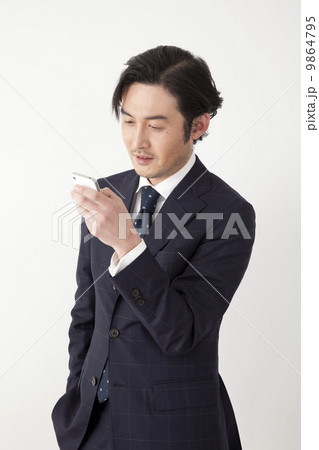 スマホするビジネスマン スマホするビジネスマン 9864795