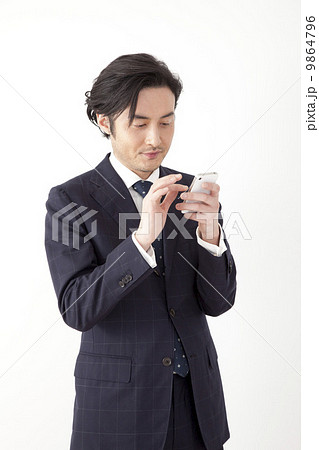 スマホするビジネスマン スマホするビジネスマン 9864796