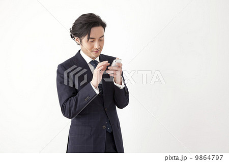 スマホするビジネスマン スマホするビジネスマン 9864797