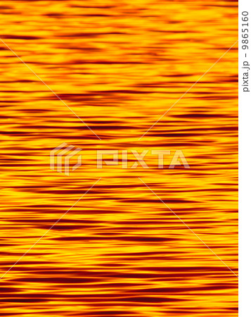 湖面に広がる金色のテクスチャ 9865160