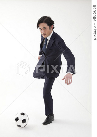 スーツでサッカー 9865659