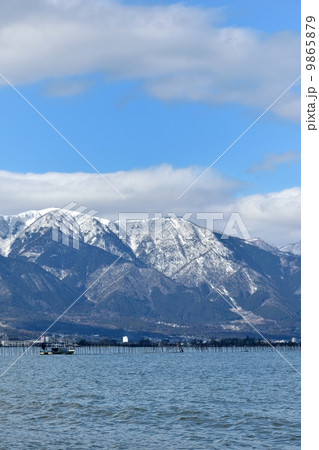 雪の比良山と琵琶湖 9865879