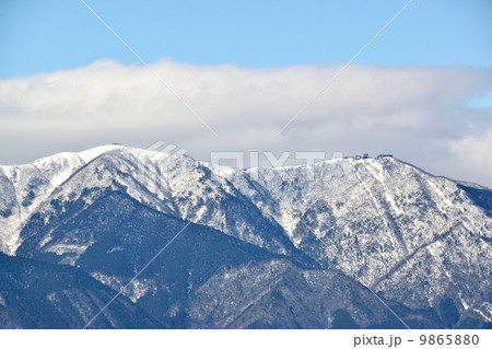 雪の比良山と琵琶湖 9865880