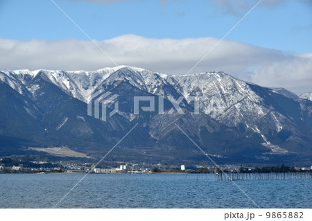 雪の比良山と琵琶湖 9865882