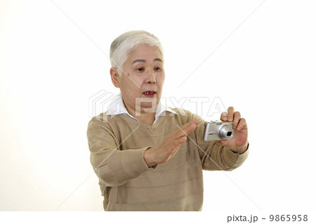 人物、カメラを構えるおばあちゃん 9865958