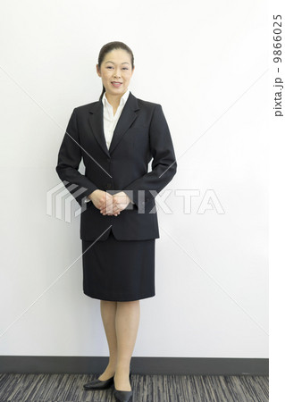 働くビジネスウーマン 働くビジネスウーマン 9866025