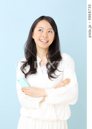 女性・スマートフォン 9868730
