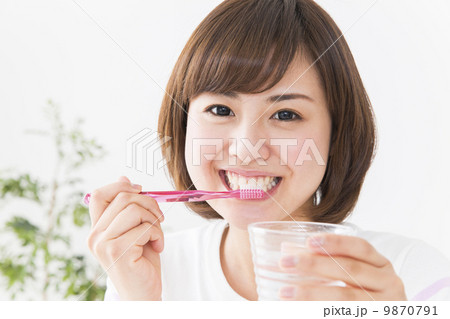 歯磨きをする女性 歯磨きをする女性 9870791