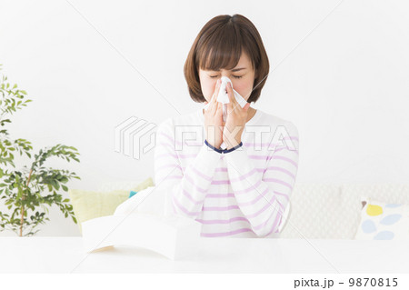 鼻をかむ女性 鼻をかむ女性 9870815