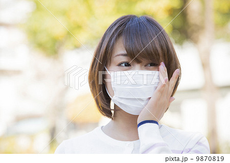 マスク姿の女性の写真素材