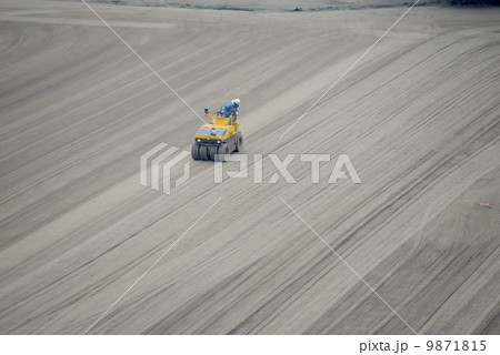 整地する重機 9871815