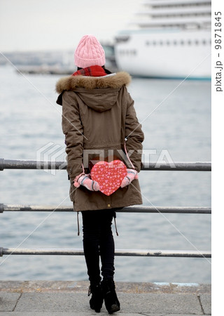 後ろ向きの女性 9871845