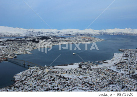 フロヤ山から見たトロムス島 ノルウェイー フロヤ山から見たトロムス島 ノルウェイー 9871920
