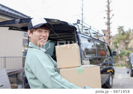 荷物を運ぶ男性 9871958