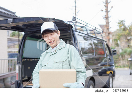 荷物を運ぶ男性 9871963