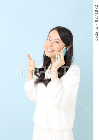 女性・スマートフォン 9871972