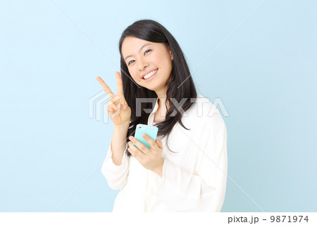 女性・スマートフォン 9871974