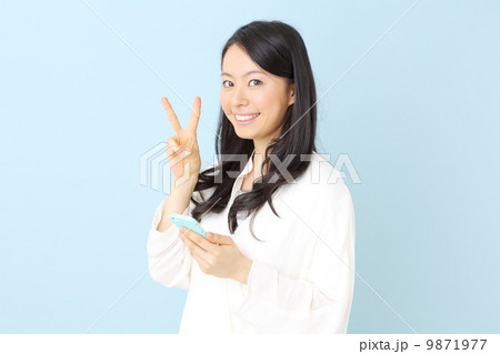 女性・スマートフォン 9871977