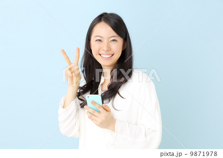 女性・スマートフォン 9871978