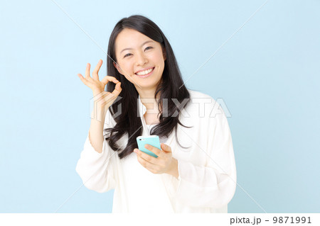 女性・スマートフォン 9871991