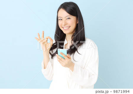 女性・スマートフォン 9871994