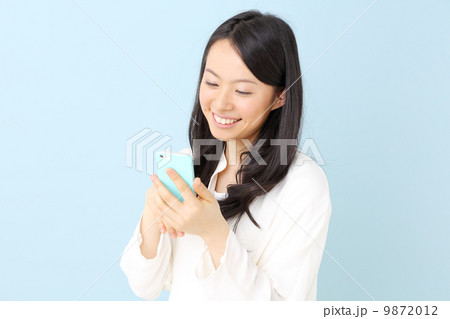 女性・スマートフォン 9872012
