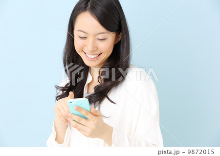 女性・スマートフォン 9872015
