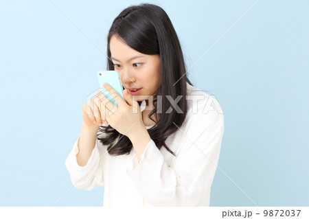 女性・スマートフォン 9872037