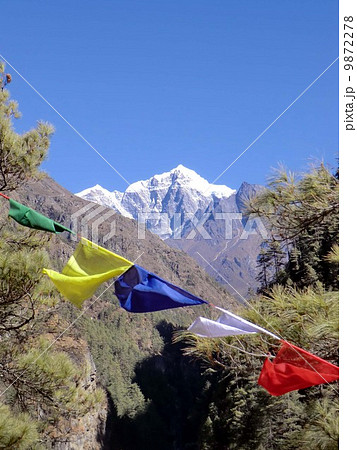 Mt.Taboche 6495m (Everest trekking)　タボチェ山とタルチョ旗 9872278