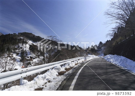 雪の山道 雪の山道 9873392