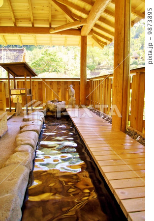 足湯　合掌村　岐阜県　A footbath in the historic villages of Shirakawa-go in Gifu Prf. 9873895