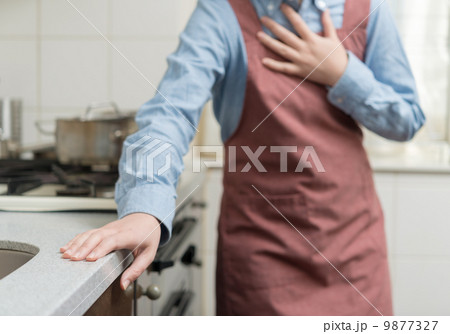 胸の痛み 9877327