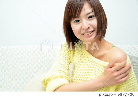 リラックスする女性 9877706