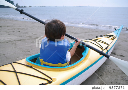 カヤックの練習する子供 9877871