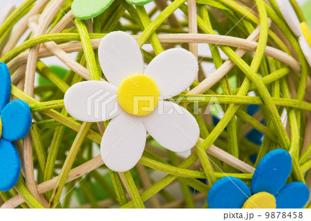 Decorative sphere made of bound wicker with florets Decorative sphere made of bound wicker with florets 9878458
