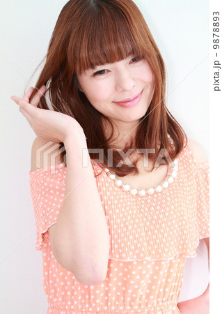 セミロングの女性 9878893