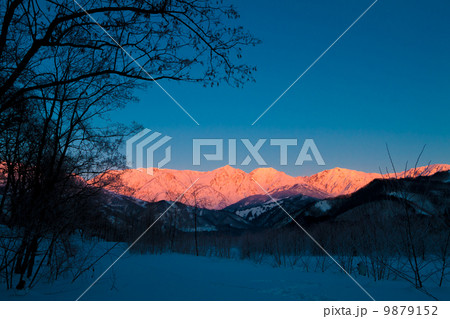 朝日に照らされる雪山 9879152