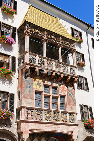 オーストリア　インスブルックの町並み　黄金の小屋根 9880761