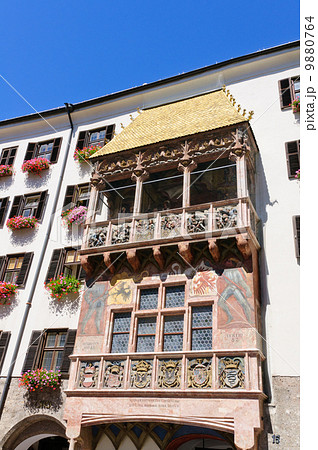 オーストリア　インスブルックの町並み　黄金の小屋根 9880764