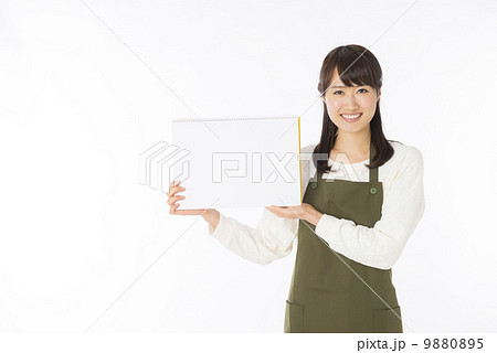 エプロン姿の女性 9880895