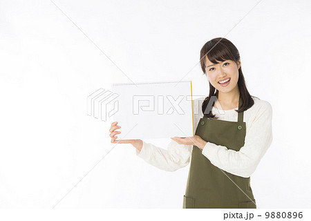 エプロン姿の女性 9880896