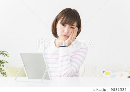 鏡を見る女性 鏡を見る女性 9881525