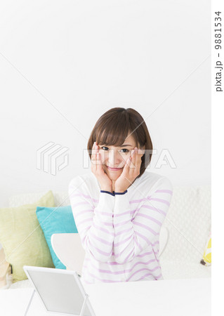鏡を見る女性 9881534