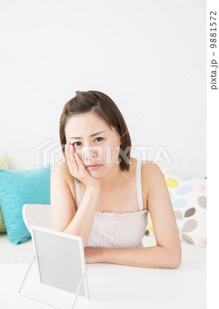 鏡を見る女性 鏡を見る女性 9881572