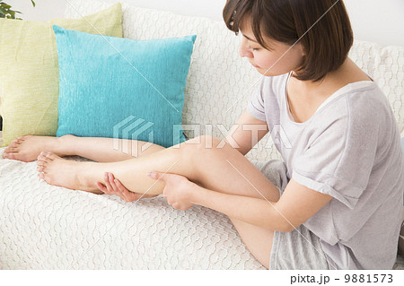 セルフマッサージをする女性 9881573