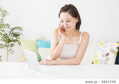 スキンケアをする女性 スキンケアをする女性 9881598