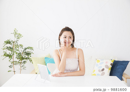 スキンケアをする女性 スキンケアをする女性 9881600