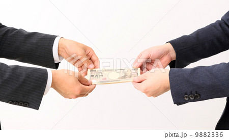 お金の受け渡し 9882336