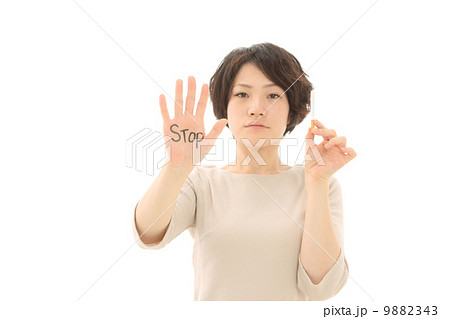 禁煙を勧める女性 9882343